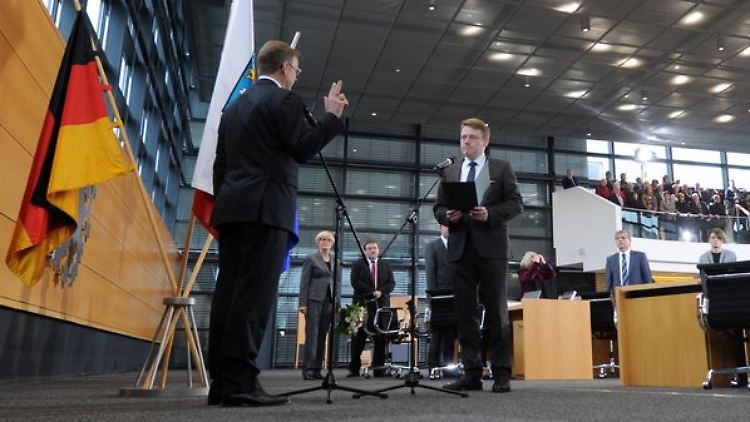 Bodo Ramelow (l) bei der Vereidigung im Erfurter Landtag.