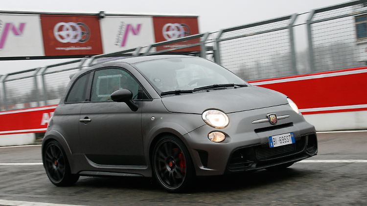 Matt-grau und 18-Zoll-Felgen: So rollt der Abarth 695 Biposto an.