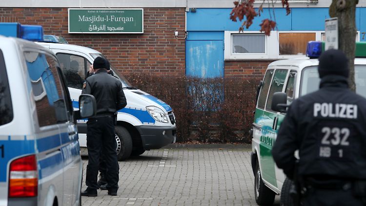 26 Personen des Vereins seien nach Syrien gereist, so der Innensenator. Zwei fielen offenbar bei Kämpfen.