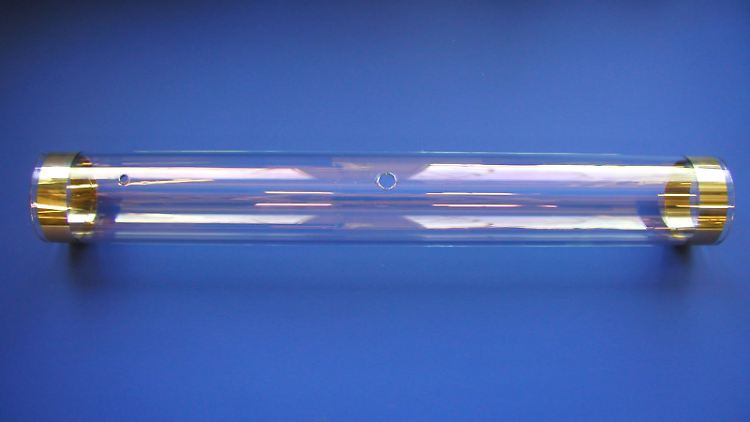 Die Alleskönner-Schicht: Eine transparente und heizbare Schicht aus Indiumzinnoxid umgibt dieses Glasrohr von BASF.