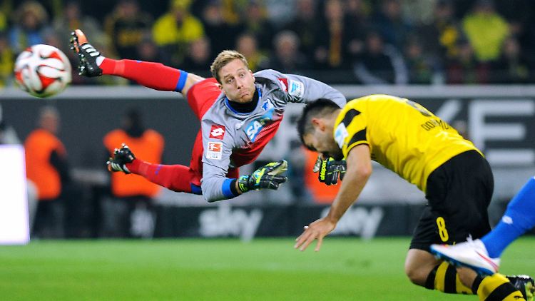 Die Entscheidung: In der 17. Minute fliegt Hoffenheims Keeper Oliver Baumann unter dem Ball durch und Ilkay Gündogan köpft ein.