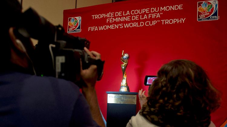 Bei einer Pressekonferenz wird der WM-Pokal in Ottawa präsentiert.