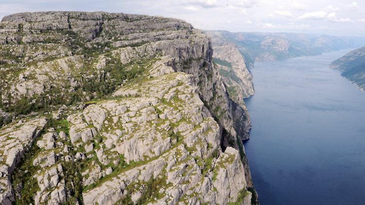 Im Lysefjord in der Nähe von Stavanger versenkte der Täter seine getötete Ehefrau.