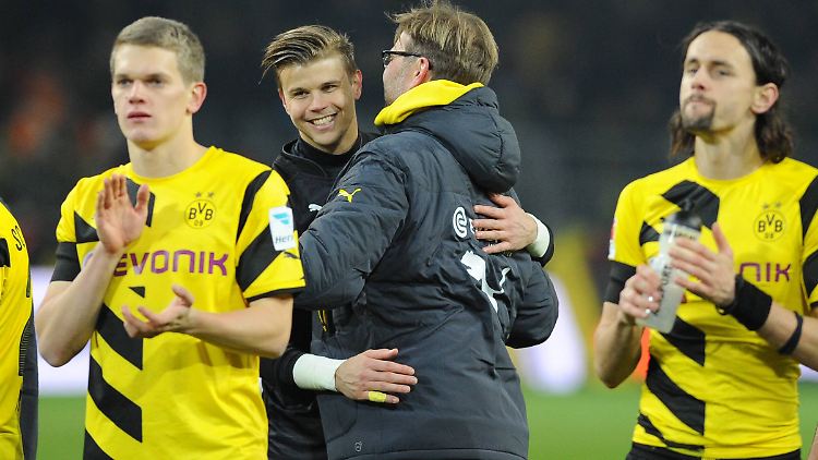 Nach dem Sieg musste Trainer Klopp sein Jungs mal richtig drücken.