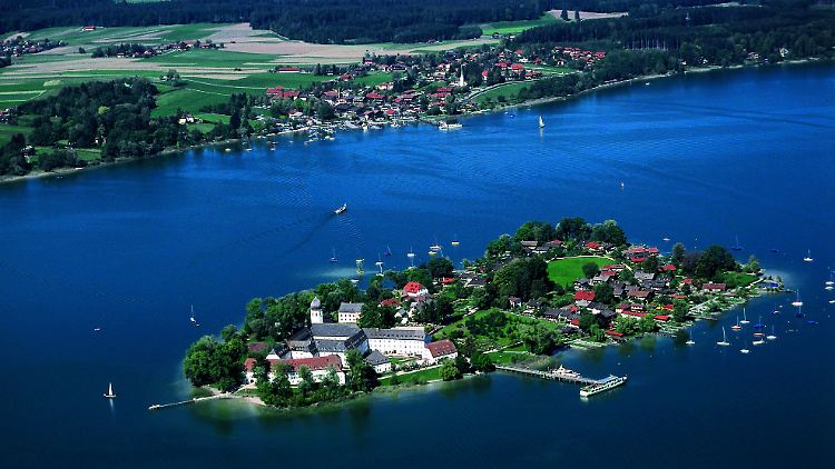 Der Chiemsee von oben - Radfahrer brauchen rund vier Stunden, um ihn einmal zu umrunden.