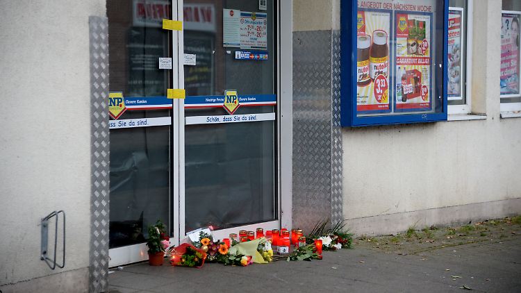Mit veröffentlichten Viedeosequenzen fahndet die Polizei mit Hochdruck nach dem Supermarkträuber.