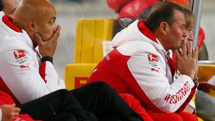 Schon zur Pause hatten sich Huub Stevens Stuttgarter gegen einen furiosen FC Schalke daheim blamiert.