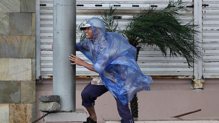 Mit aller Kraft stemmt sich dieser Mann gegen die heftigen Windböen.