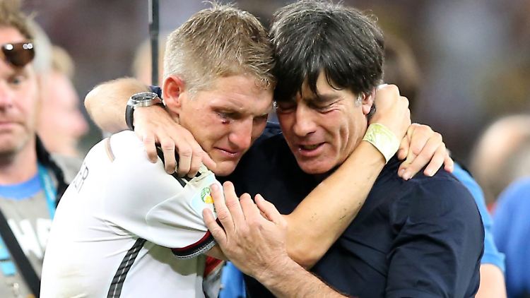 Weinende Weltmeister: Bastian Schweinsteiger hält Bundestrainer Joachim Löw fest. Oder andersrum?