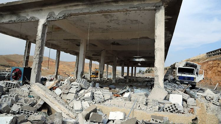 Die syrische Nachrichtenagentur Sana veröffentlichte Bilder, die Zerstörungen durch die israelischen Luftschläge zeigen sollen.