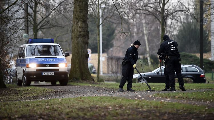 Am Samstag durchsuchte die Polizei einen Park nach Anhaltspunkten.