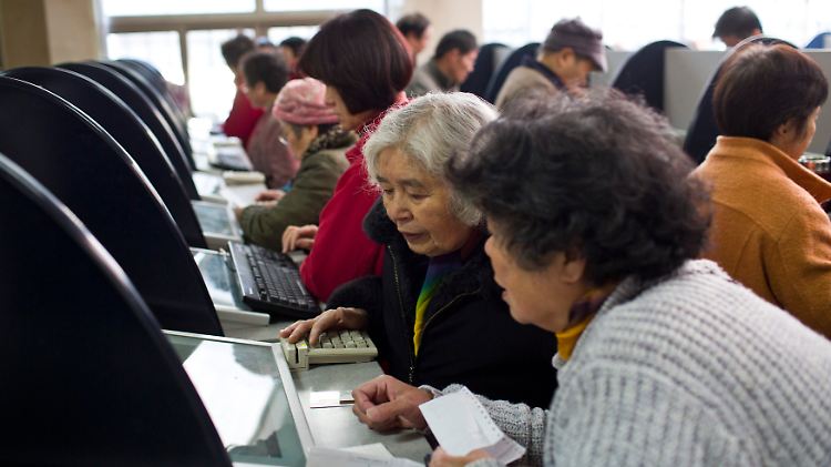 Anleger studieren in Shanghai die Kurse.