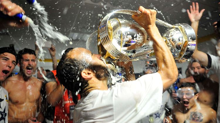 Was für ein Abschied: Landon Donovan nimmt einen letzten Schluck aus dem Meisterpokal.