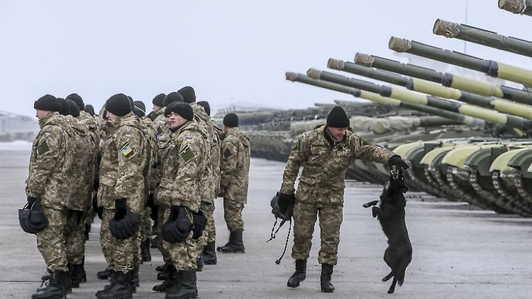 Ukrainische Soldaten mit Panzern in der Stadt Chuguyev.