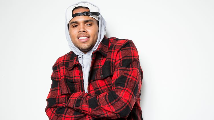 Chris Brown behauptet, seine Freundin sei ihm mit Rapper Drake fremdgegangen.