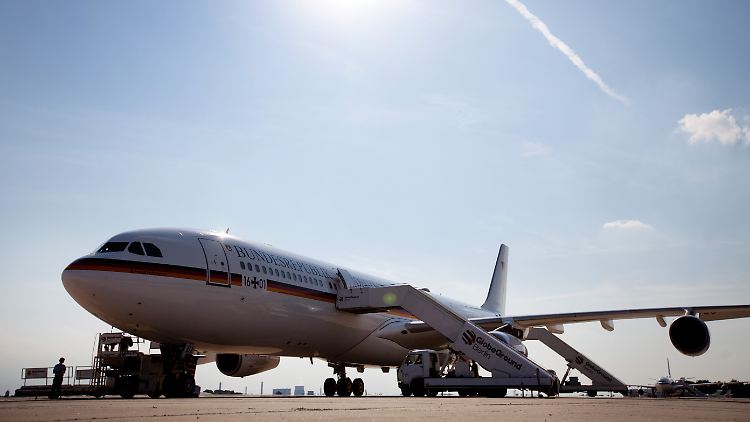 Die Regierungsmaschine "Konrad Adenauer" auf dem Flughafen Tegel.