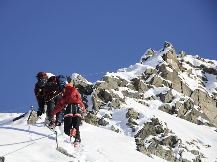 Winterklettersteig am Rendl: In einer Gruppe macht es mehr Spaß und bringt Sicherheit.