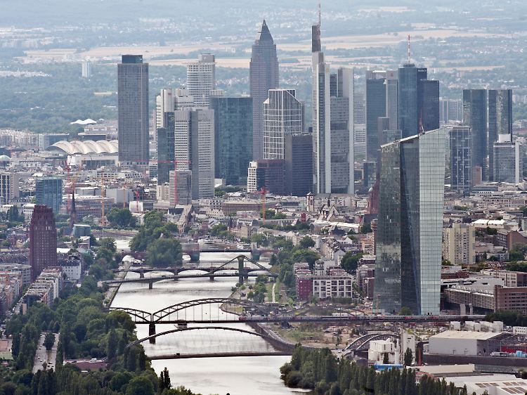 Der EZB-Neubau hebt sich im Frankfurter Ostend vor den Hochhäusern der Bankenstadt ab.