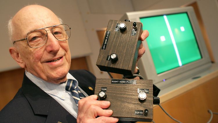Ralph Baer zeigt die Controller der Brown Box.