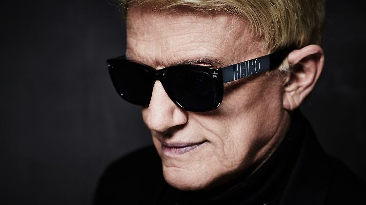 Fast könnte man meinen, Heino will optisch einen auf Johnny Cash machen.