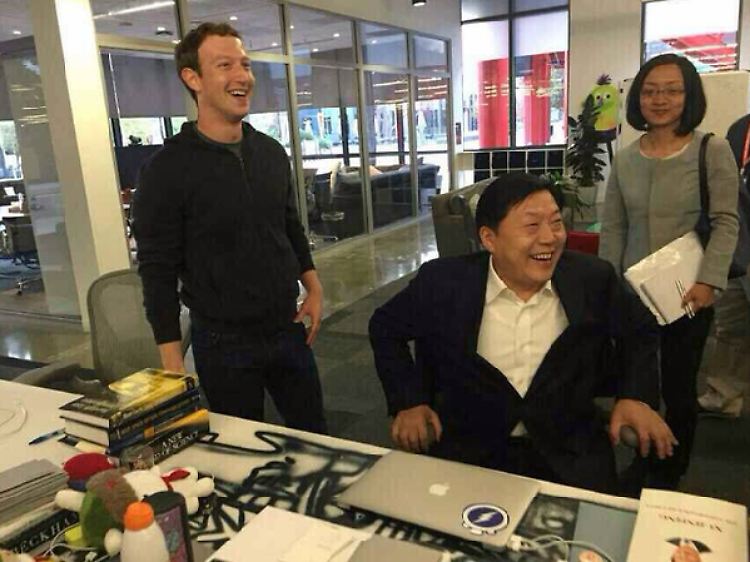 Gute Laune, interessante Lektüre: Mark Zuckerberg lässt Lu Wei an seinem Schreibtisch Platz nehmen - und hat dort wie zufällig die Reden Xi Jinpings liegen lassen (unten rechts im Bild zu sehen).