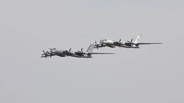 13 Militärmaschinen überfliegen die Ostsee - begleitet von Nato-Flugzeugen. (Archivbild)