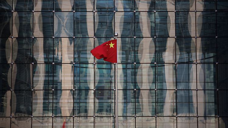 Eine chinesische Nationalflagge weht vor dem Gebäude der Notenbank in Peking.