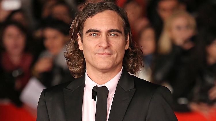 Joaquin Phoenix will nur ein bisschen Yoga machen, doch die Lehrerin findet er so toll, dass schnell mehr daraus wird.