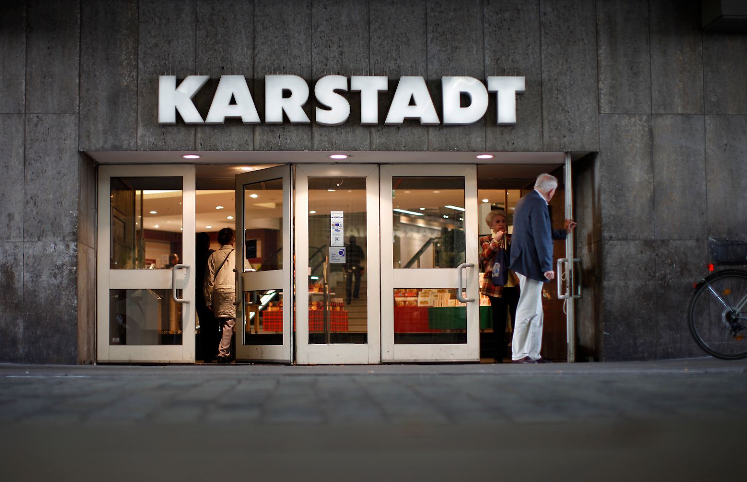 Das Hoffen und Bangen bei Karstadt hat nun endlich ein Ende: Nach wochenlangen Verhandlungen hinter den Kulissen ...