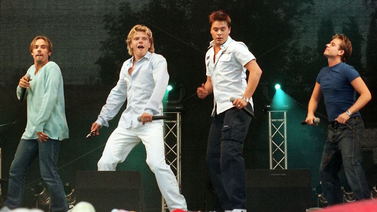 Ach, oder hat die Idee vom Comeback am Ende nur was damit zu tun, dass Lee eine neue CD gemacht hat?