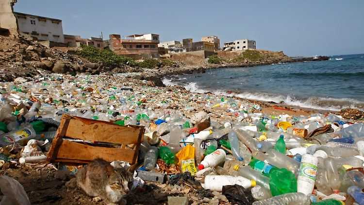 in Blick auf den Atlantikstrand von Ngor, Dakar, Senegal. Im Meer werden die Flaschen zu kleinsten Teilchen zerrieben.