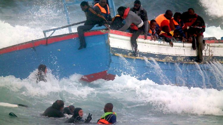 Ein Boot mit Flüchtingen, das im April 2011 vor der sizilianischen Insel Pantelleria auf Grund gelaufen ist.