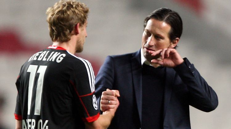 Vogelwilde Rotation: Leverkusens Trainer Roger Schmidt mit Stefan Kießling, der nur sieben Minuten spielen durfte.