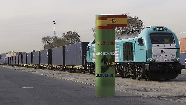 Der Zug bei der Ankunft in Madrid. Dutzende Male musste auf der Strecke die Lokomotive gewechselt werden.