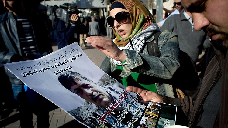 Abu Ain, hier auf dem Plakat zu sehen, hatte im Zuge einer Protestaktion Olivenbäume gepflanzt, als die Gruppe offenbar mit Tränengas angegriffen wurde.