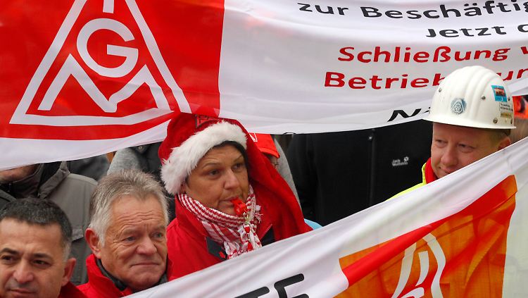 Demonstrierende ThyssenKrupp-Mitarbeiter forderten unlängst eine Zukunft für die Stahlsparte.