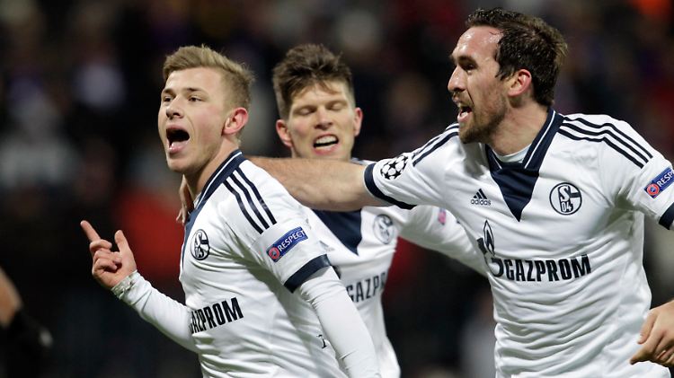 Max Meyer (l.) macht's möglich: Nach seinem Treffer im Spiel gegen die Slowenen fallen Klaas-Jan Huntelaar und Christian Fuchs (r.) in seinen Jubel ein.
