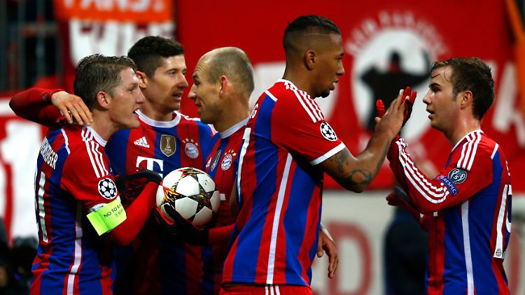 Bastian Schweinsteiger, Robert Lewandowski, Arjen Robben, Jerome Boateng and Mario Götze (v.l.): "Wir sind Erster und haben unser Ziel erreicht. Jetzt warten wir darauf, wen wir zugelost bekommen."