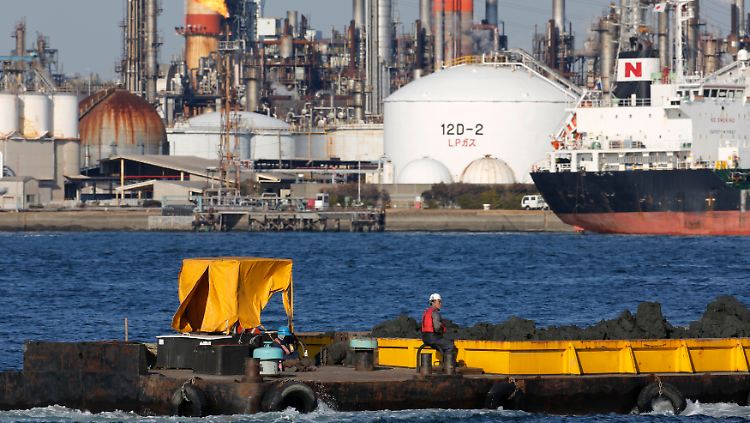 Raffinerieanlagen im Hafen von Kawasaki, südlich von Tokio: "Der niedrigere Ölpreis wird wohl vor allem die Kaufkraft der privaten Haushalte und damit die privaten Konsumausgaben stärken."