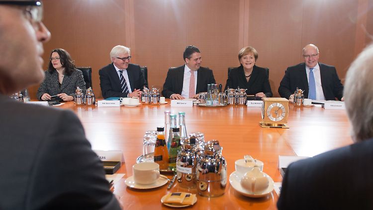 Der Entwurf zur Tarifeinheit kommt aus ihrem Haus: Bundesministerin für Arbeit und Soziales Andrea Nahles sitzt links neben Außenminister Steinmeier (Archivbild).