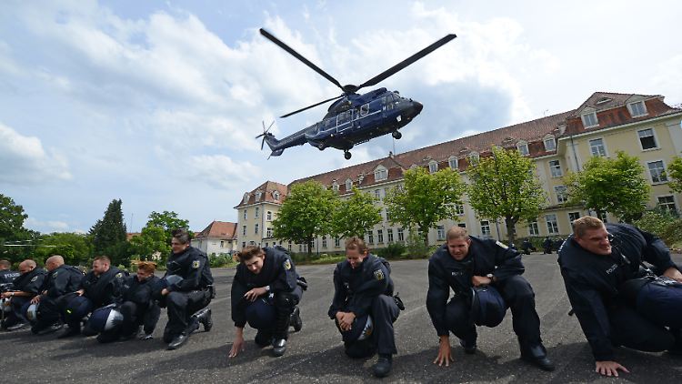 Bei dieser öffentlichen Übung der Bundespolizei läuft selbstverständlich alles glatt. Im Alltag müssen die Beamten dagegen ein ums andere Mal auf technisches Gerät verzichten.