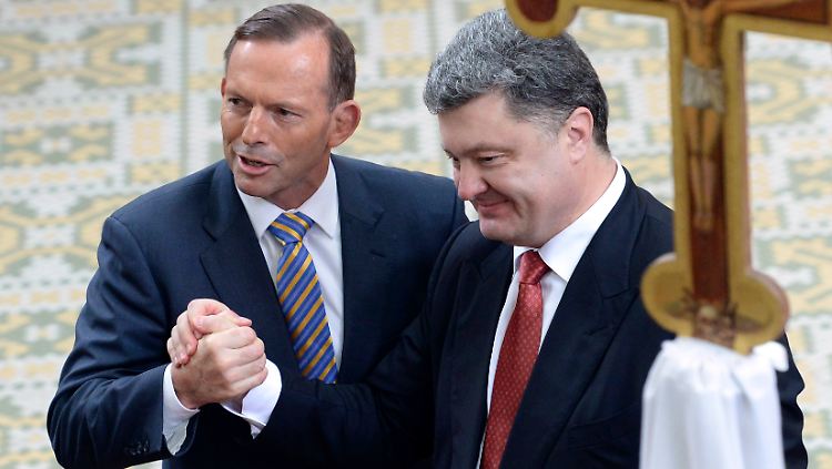 Tony Abbott links in großer Vertrautheit mit Petro Poroschenko bei einem ökumenischen Gottesdienst in Melbourne.
