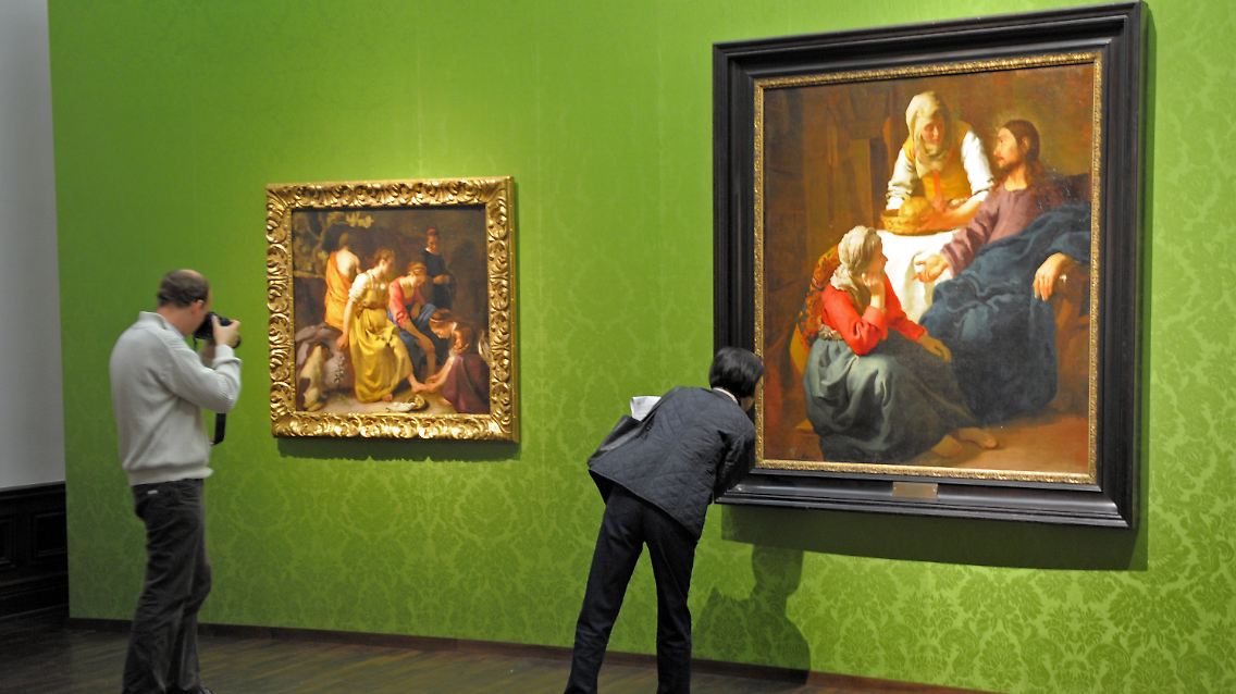 Besucher vor den Vermeer-Bildern "Diana und ihre Gefährtinnen" von 1654 (l) und "Christus bei Maria und Martha" von 1655.