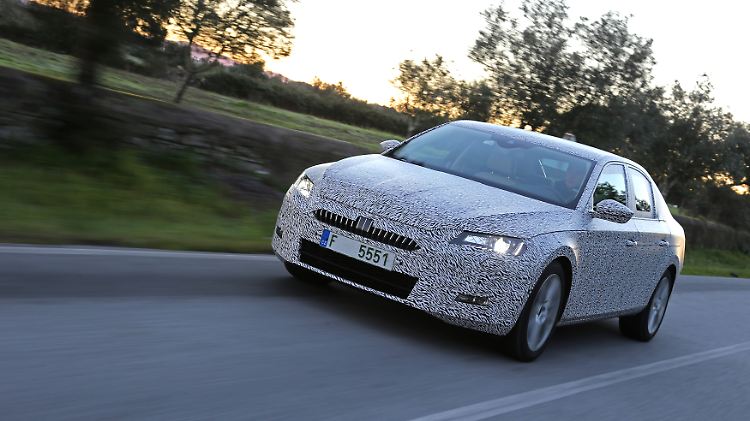 Der neue Skoda Superb steht in den Startlöchern. Im Februar 2015 wird er seine Weltpremiere feiern.