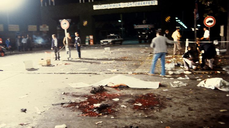 Mit Tüchern zugedeckte Todesopfer liegen am Tatort des nächtlichen Anschlages auf das Münchner Oktoberfest 1980.