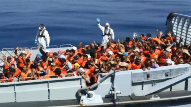 Die Zahl der Flüchtlinge im Mittelmeer steigt. Doch die EU hat ihren Marineeinsatz verkleinert. (Archivbild)