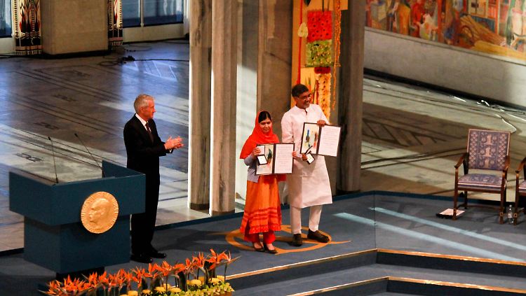 Die bislang jüngste Trägerin des Friedensnobelpreises, Malala Yousafzai (M.) hat sich bereits für eine Karriere in der Politik entschieden.