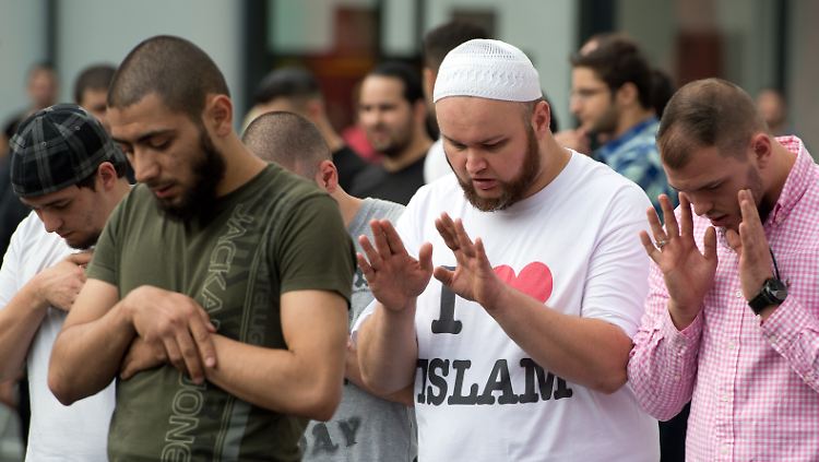 Anhänger des radikal-islamischen Predigers Pierre Vogel nehmen an einer Demonstration in der Innenstadt von Frankfurt am Main teil.