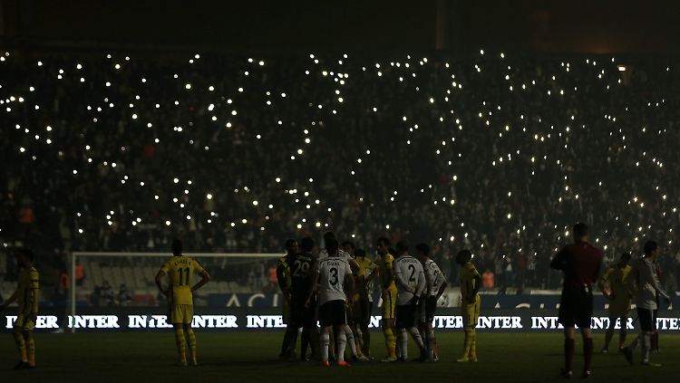Zweimal ging beim Heimspiel von Besiktas das Licht aus. Trotzdem siegten die Türken gegen Tottenham.