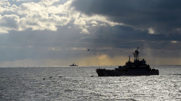 Ein Meer mit vielen Nachbarn: Schiffsbewegungen - wie hier anlässlich des russisch-weißrussischen Seemanäbers "Zapad-2013" - bleiben rund um die Ostsee nicht unbemerkt.